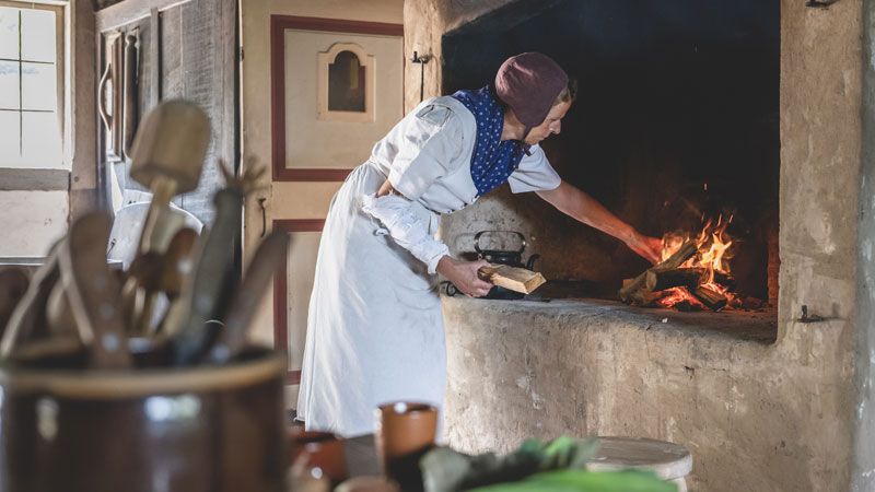 Entdeckungsreise ins Leben vor 200 Jahren: Eine Woche lang verbringen Darstellende der „Gelebten Geschichte“ im Freilichtmuseum am Kiekeberg in Ehestorf den Alltag als Hofgemeinschaft wie im Jahr 1804. | Foto: FLMK