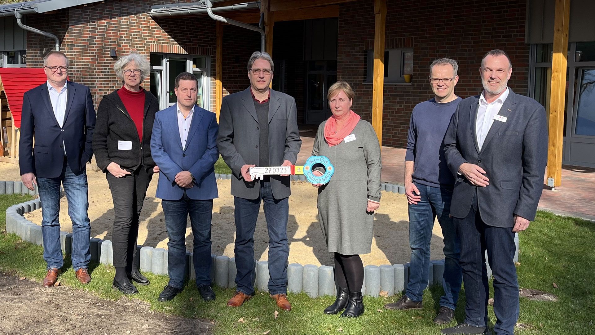 Mike Wille (von links), Allgemeiner Verwaltungsvertreter, Seevetals Bürgermeisterin Emily Weede, Thorsten Hein (Leiter) und Achim Brustmann (Projektverantwortlicher) von der Technischen Gebäudewirtschaft der Gemeinde, Helga Nebelung, DRK-Kita-Leiterin, Andreas Eddelbüttel, Leiter der Abteilung für Familien, Schulen und Soziales sowie Thomas Grambow, DRK-Kreisgeschäftsführer. Es fehlt Hittfelds Ortsbürgermeister Helmut Dohrmann, der krankheitsbedingt nicht teilnehmen konnte. | Foto: Gemeinde Seevetal