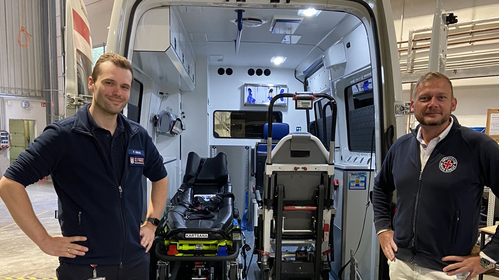 : „Hamburg hat nicht zu wenig Krankenwagen, sie fahren nur viel zu oft leer aneinander vorbei“: Jan Reichert, Geschäftsführer DRK Ambulanzdienst/ZKN (l.) und Fabian Gnas, Betriebsleiter ZKN. | Foto: DRK Harburg