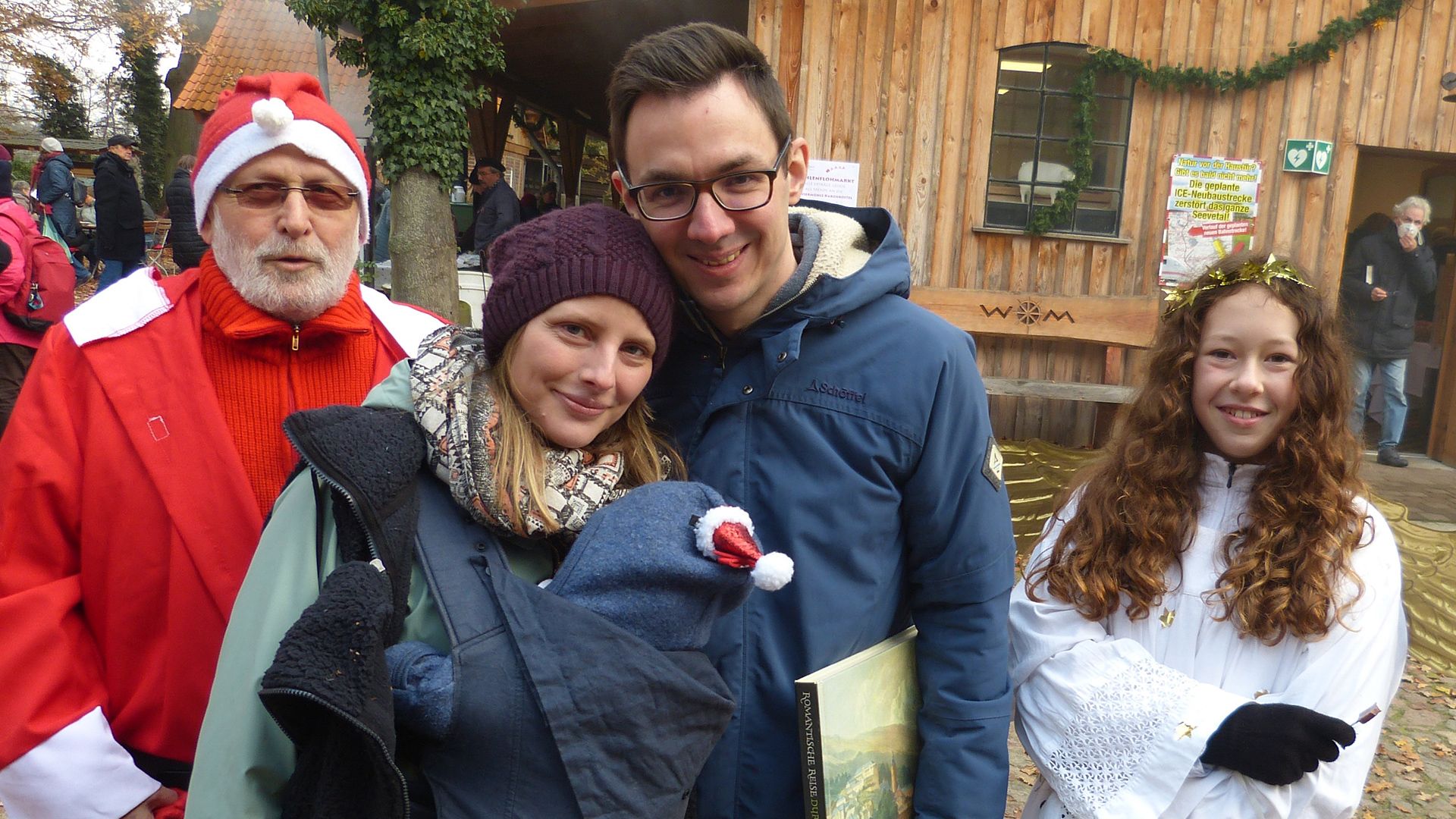 Auch der Mühlen-Nikolaus hält mit seinen Engeln kleine Überraschungen für die großen und kleinen Besucher bereit. | Foto: ein