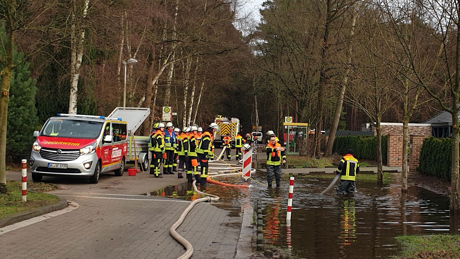 Auch am Vormittag des Heiligabend musste die Freiwillige Feuerwehr Maschen zum Freschenhausener Weg ausrücken, da die die Gräben so voll waren, dass die Straße unter Wasser stand. | Foto: ein