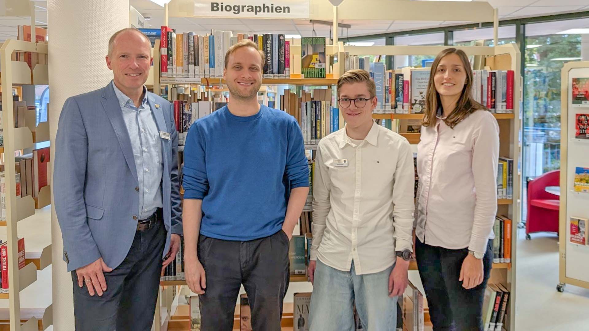 Neu Wulmstorf Bürgermeister Tobias Handtke (links) und Jule Ulrich begrüßten die neuen Azubis Adrian Sönnichsen und Tim Evers. Foto: Gemeinde Neu Wulmstorf