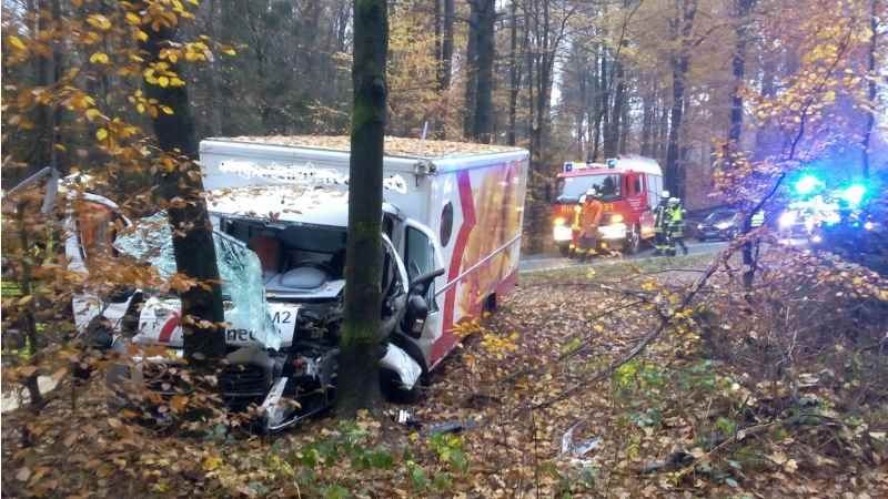 Die Feuerwehren retteten eine Frau aus diesem Transporter, der bei Leversen gegen einen Baum prallte. | Foto: ein