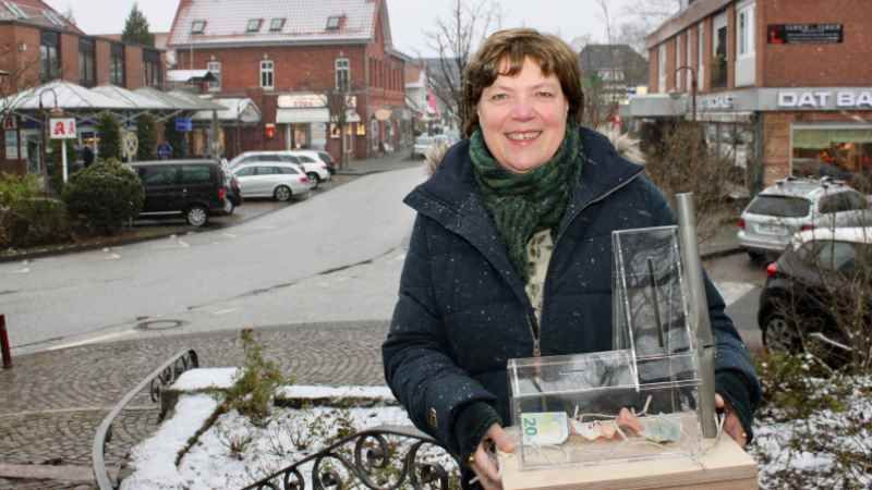 Kirchenvorsteherin Gisela Helms mit der Spenden-Kirche. | Foto: ein
