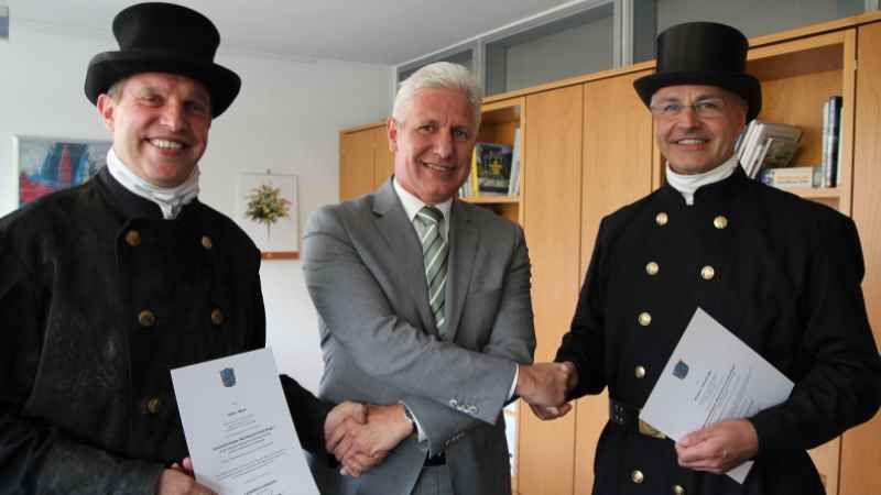 Landrat Rainer Rempe verpflichtet die Bezirksschornsteinfeger Volker Meyer (links) und Richard  Heimbürger. | Foto: ein