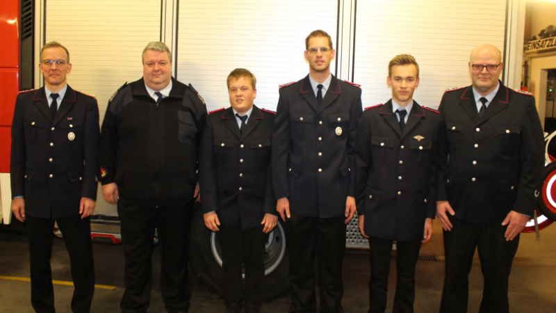 Über die Ehrungen und Beförderungen in Ashausen freuen sich  Gemeindebrandmeister Stephan Martens (von links), Markus Hinz, Maurice Mühlmann, Julian Oppermann, Martin Stubinski und Ashausens Ortsbrandmeister Stefan Köhlmoos. | Foto: ein