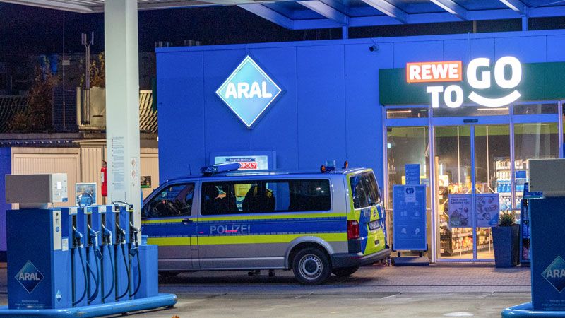 Die Aral-Tankstelle in Dibbersen wurde am Samstagabend von einem Unbekannten überfallen. | Foto: JOTO
