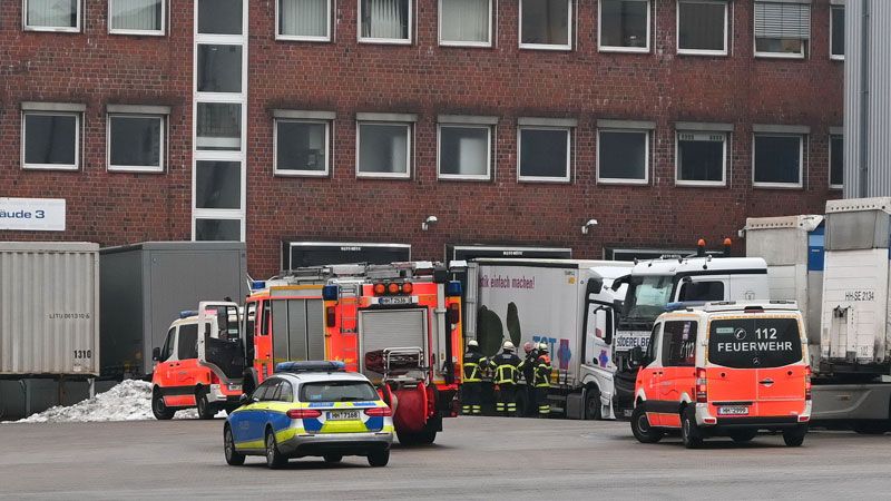 Der verletzte Angestellte musste mit Notarztbegleitung ins Krankenhaus gebracht werden. | Foto: HamburgNews