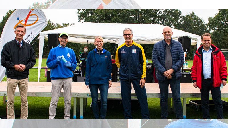 Freuen sich mit den Siegern vom Sportivationstag: Bürgermeister Jan-Hendrik Röhse (von links), Arno Reglitzky (Blau-Weiss Buchholz), Anika Sander (Kreissportbund Harburg-Land), Martin Ihlius (Leiter Förderschule An Boerns Soll), Udo Schulz (Behinderten-Sportverband Niedersachsen) und Jörn Stolle (Sparkasse Harburg-Buxtehude). | Foto: Helms
