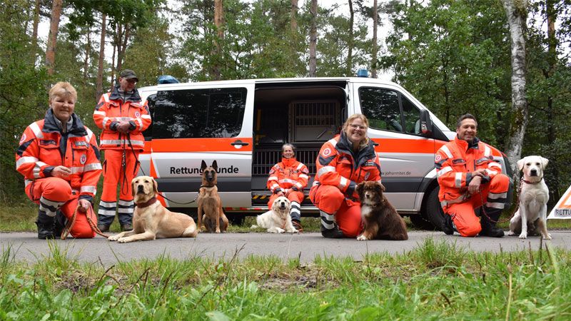 Freuen sich über ein neues Fahrzeug für künftige Einsätze: Die Aktiven der Rettungshunde-Staffel der Johanniter in Salzhausen. | Foto: Johanniter