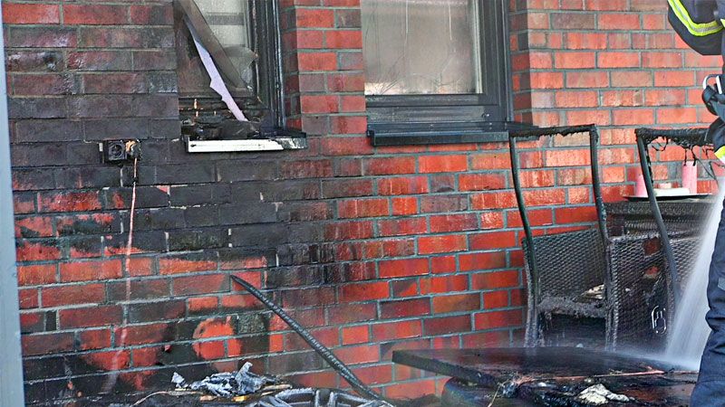 Das Feuer entstand direkt an der Hauswand auf der Terrasse. | Foto: Caroline Dobs