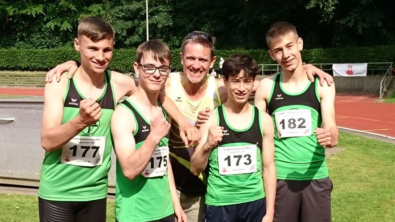 Die 4x100-Meter-Staffel des HNT-Nachwuchses: Jakob Nibbe (von links), Lasse Jung, Nils Hofmann und Lasse Schmidt. Im Hintergrund Trainer Marcus Jung. | Foto: HNT