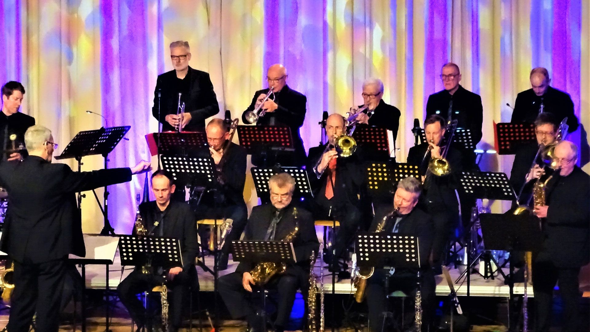 Zu einem musikalischen Leckerbissen gestalteten die Musiker und Sänger der Bigband SwingING das Jubiläumskonzert am vergangenen Montagabend in der Heimfelder Friedrich-Ebert-Halle. | Foto: Ilka Teschner