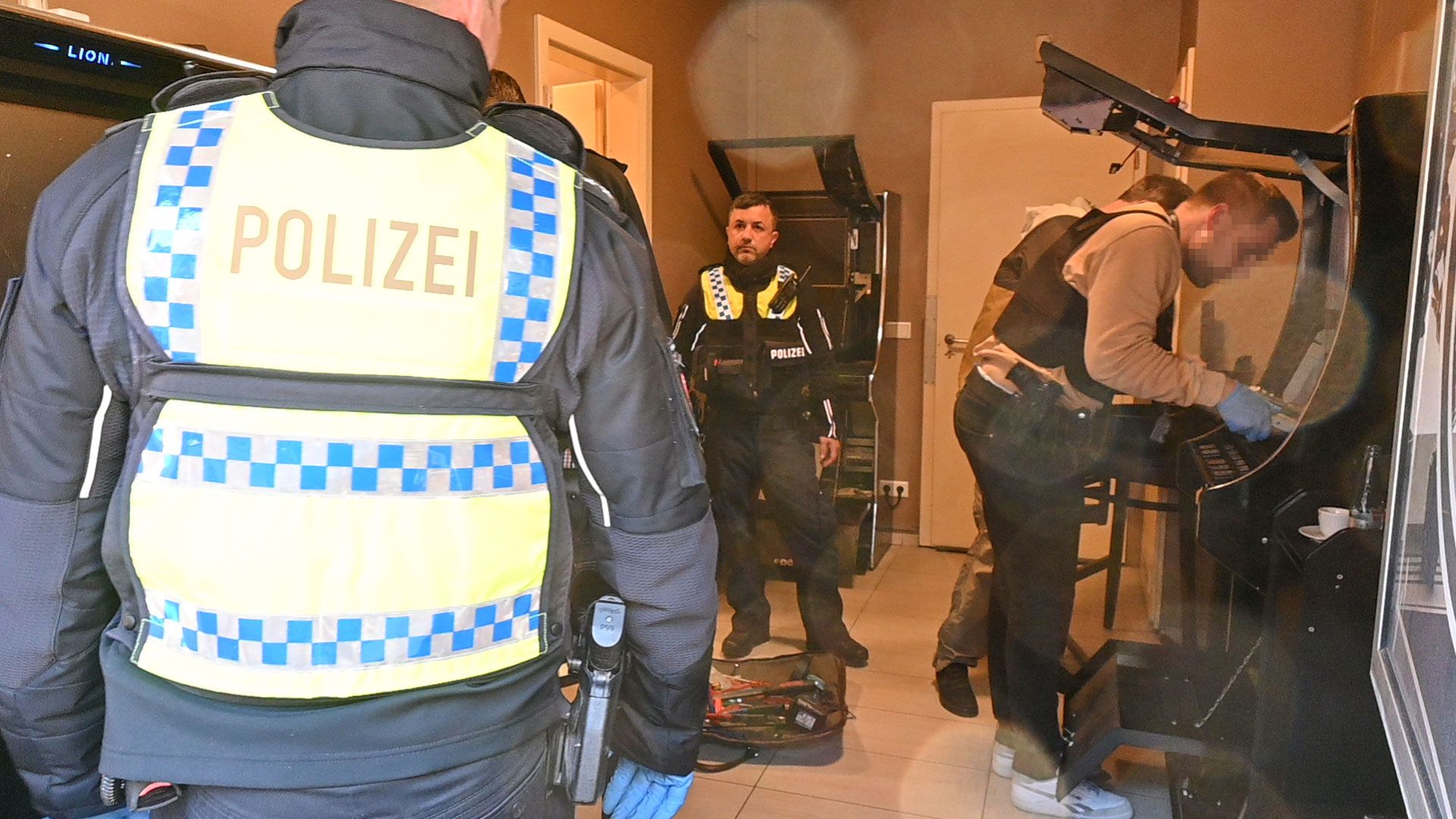 Bei zwei Razzien wegen illegalem Glückspiel wurde die Polizei und die Mitarbeiter des Bezirksamtes in Harburg fündig. | Foto: Lenthe-Medien