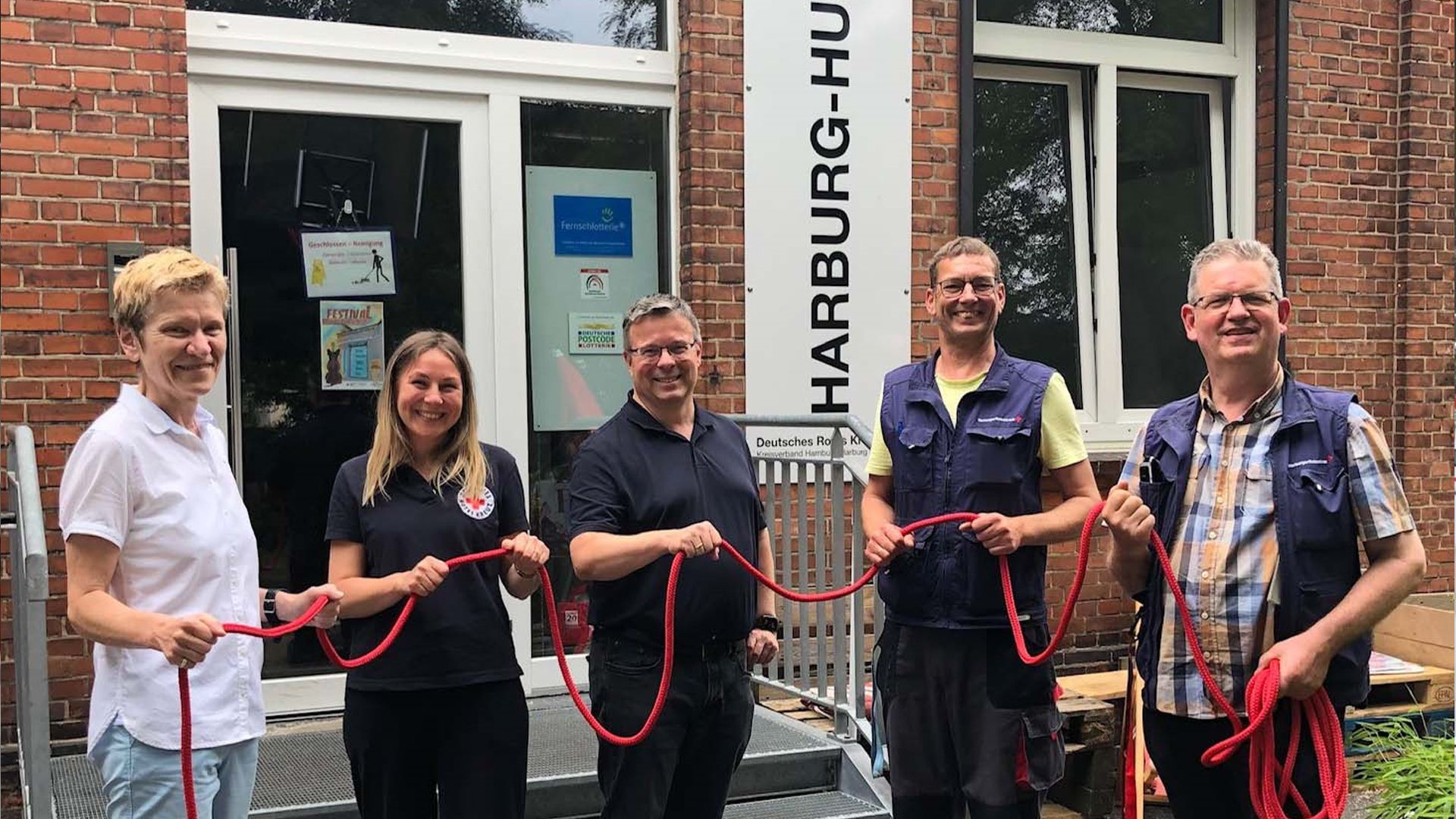Na denn man tau! Das DRK-Team freut sich über den Zuschuss für das Harburg-Huus: Fundraiserin Dr. Simone Thiede (von links), Einrichtungsleiterin Rosa Schlottau, Vorstand Harald Halpick, Oliver Matzanke-Behrens, Henning Eberhardt. | Foto: DRK Harburg