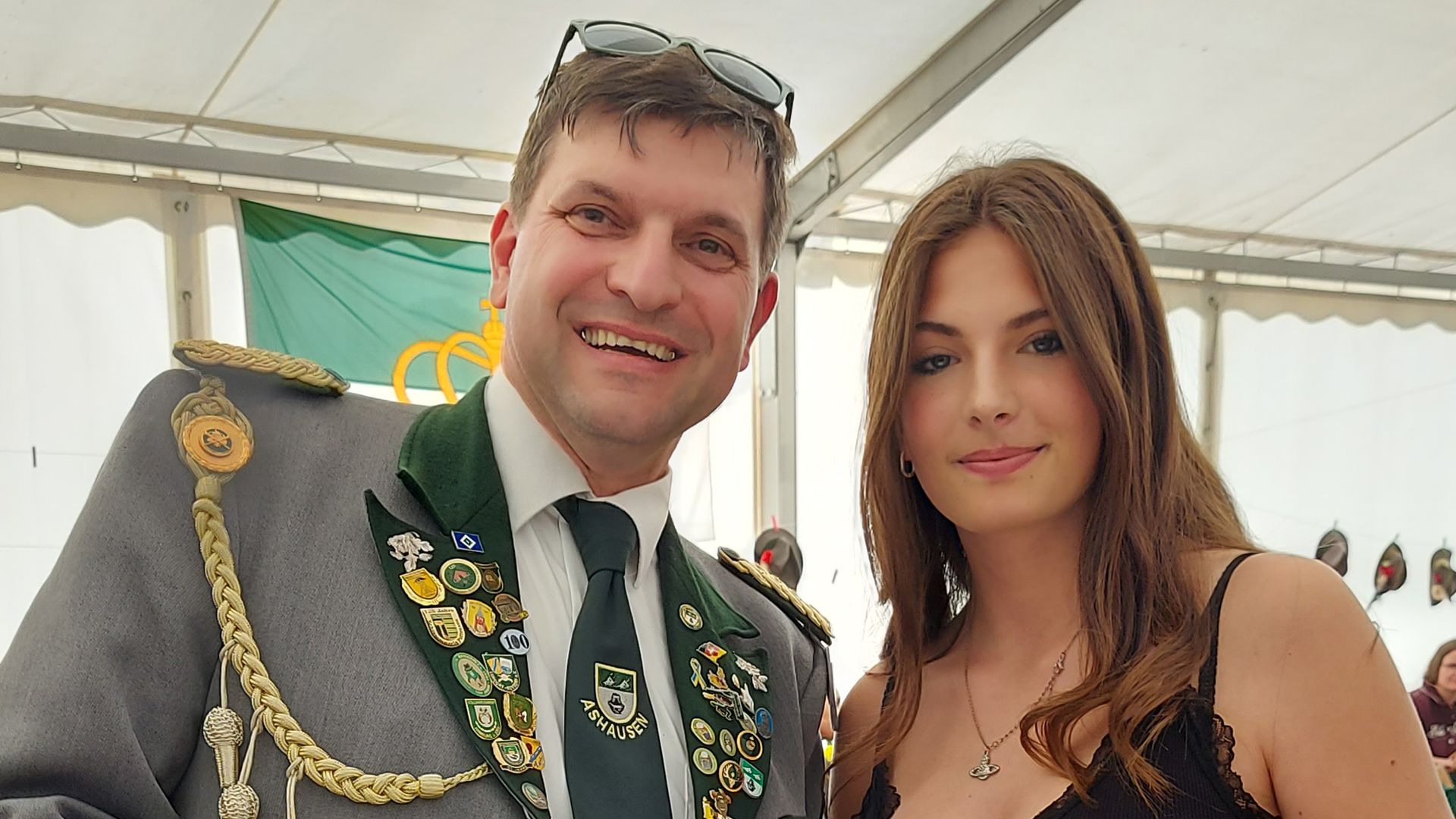 Der 1. Vorsistzende der Ashausener Schützen Marco Bürger und die neue Dorfkönigin Nala Trautvetter hatten viel Spaß auf dem Schützenfest. | Foto: ein