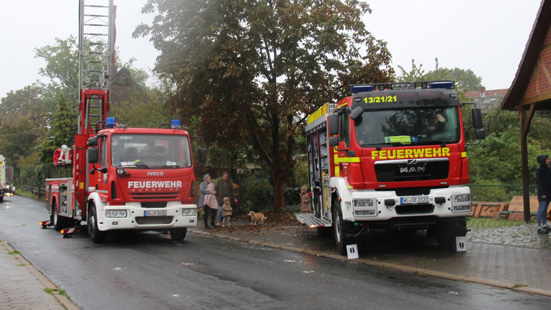 Unter anderem die Drehleiter der Feuerwehr Meckelfeld sowie das neue Tanklöschfahrzeug der Feuerwehr Ohlendorf waren Anziehungspunkte für Jung und Alt beim Tag der offenen Tür der Feuerwehr Ohlendorf. | Foto: Pressestelle FF Seevetal