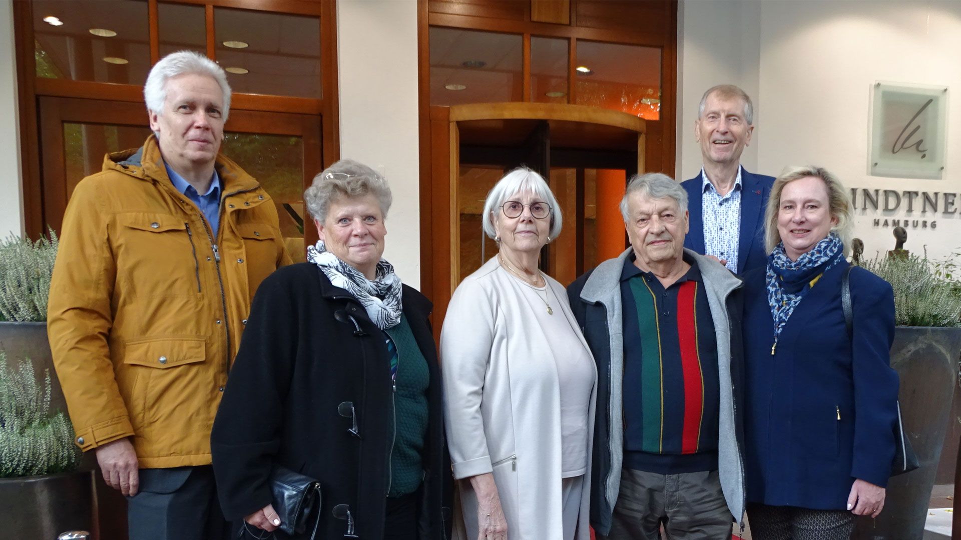 Tanzlehrerin, TTC-Vereinsvorsitzende und Ex-Funktionär: Dagmar (von links) und Rainer Krüger, Evelyn Hädrich-Hörmann, Heinz Riehn, langjähriger Harburger Formationstänzer und viele Jahre lang Präsident des Hamburger Tanzsport-Verbands und Ex-Vorsitzender des TTC Harburg, sowie Sabine und Dirk Möller im Eingangsbereich des Hotels Lindtner in der Heimfelder Straße 123. | Foto: Ilka Teschner