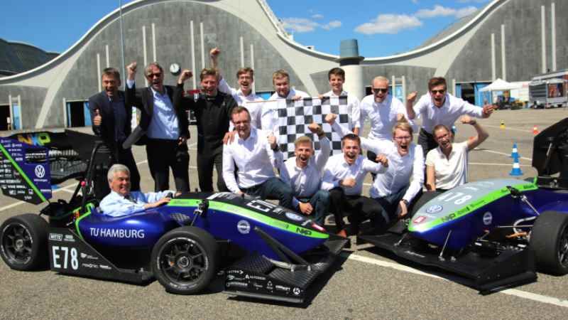 TUHH-Formula-Student Team e-gnition zusammen mit Frank Horch (Senator der Behörde für Wirtschaft, Verkehr und Innovation), Lars Reger (Automobiltechnik-Chef bei NXP) und TUHH-Präsident Ed Brinksma. | Foto: ein