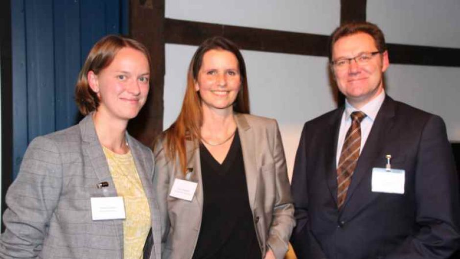Abschlussfeier des Kultursommers 2018: Annika Flüchter (von links, Leiterin des Kulturlandkreises Harburg), Sonja Hausmann (Vorstandsmitglied der Sparkasse Harburg-Buxtehude), Josef Nießen (Kreisrat des Landkreises Harburg). | Foto: ein