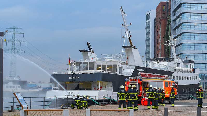 Zwei Lehrgangsteilnehmer üben am Lotsekanal im Harburger Binnenhafen den Umgang mit dem Strahlrohr. | Foto: Niels Kreller