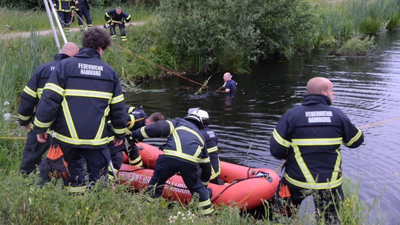 Rettungskräfte suchten Am Montagabend im Rückhaltebecken nach dem Jungen. | Foto: André Lenthe Fotografie