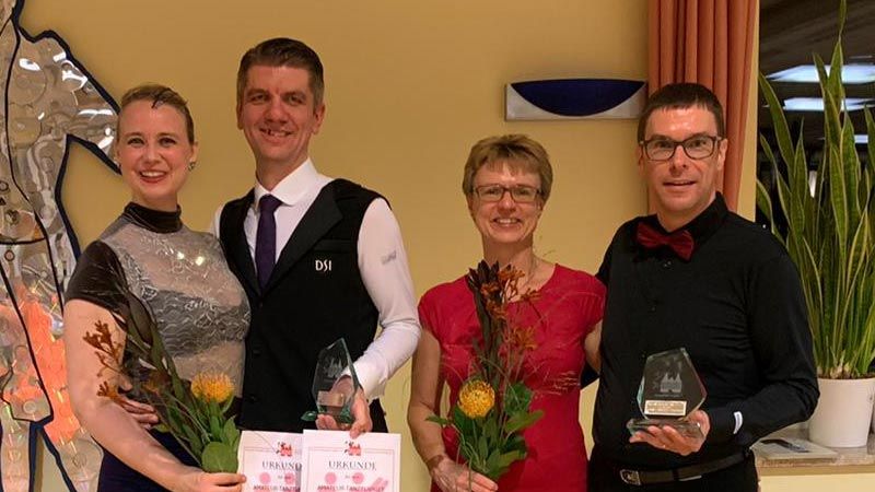 Für Patrick Waltje und Cathrin Jahnke (links) sowie Kai und Bärbel Homfeldt aus Winsen lohnte sich die Fahrt zu den Tanzturnieren in Lübeck. | Foto: ein