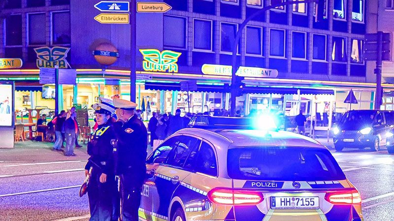 Ein Mann wurde in der Wilstorfer Straße in Harburg mit einer Schussverletzung im Bein aufgefunden. Die Polizei war mit einem Großaufgebot unterwegs. | Foto: JOTO