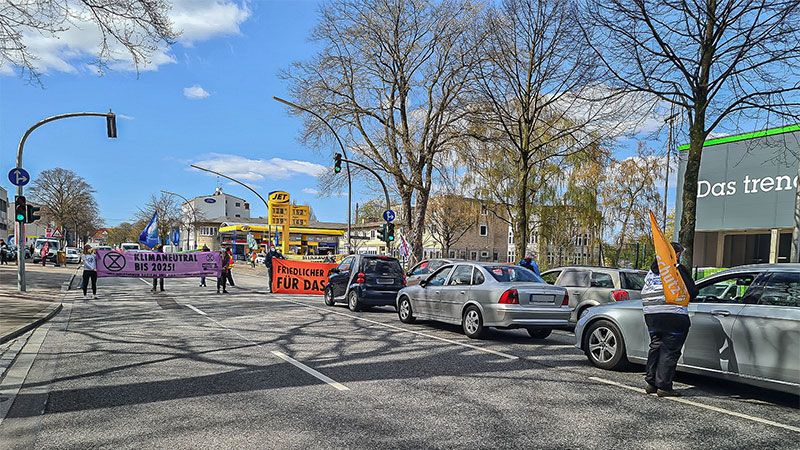 Während der Blockade der B73 informierten die Aktivisten von Extinction Rebellion die wartenden Autofahrer. | Foto: HamburgNews