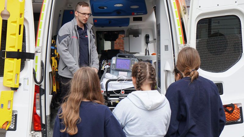 Notfallsanitäter Malte Rehfeldt erklärte beim Fortbildungstag der Johanniter-Jugend verschiedene Ausrüstungsgegenstände eines Rettungswagens. | Foto: Johanniter