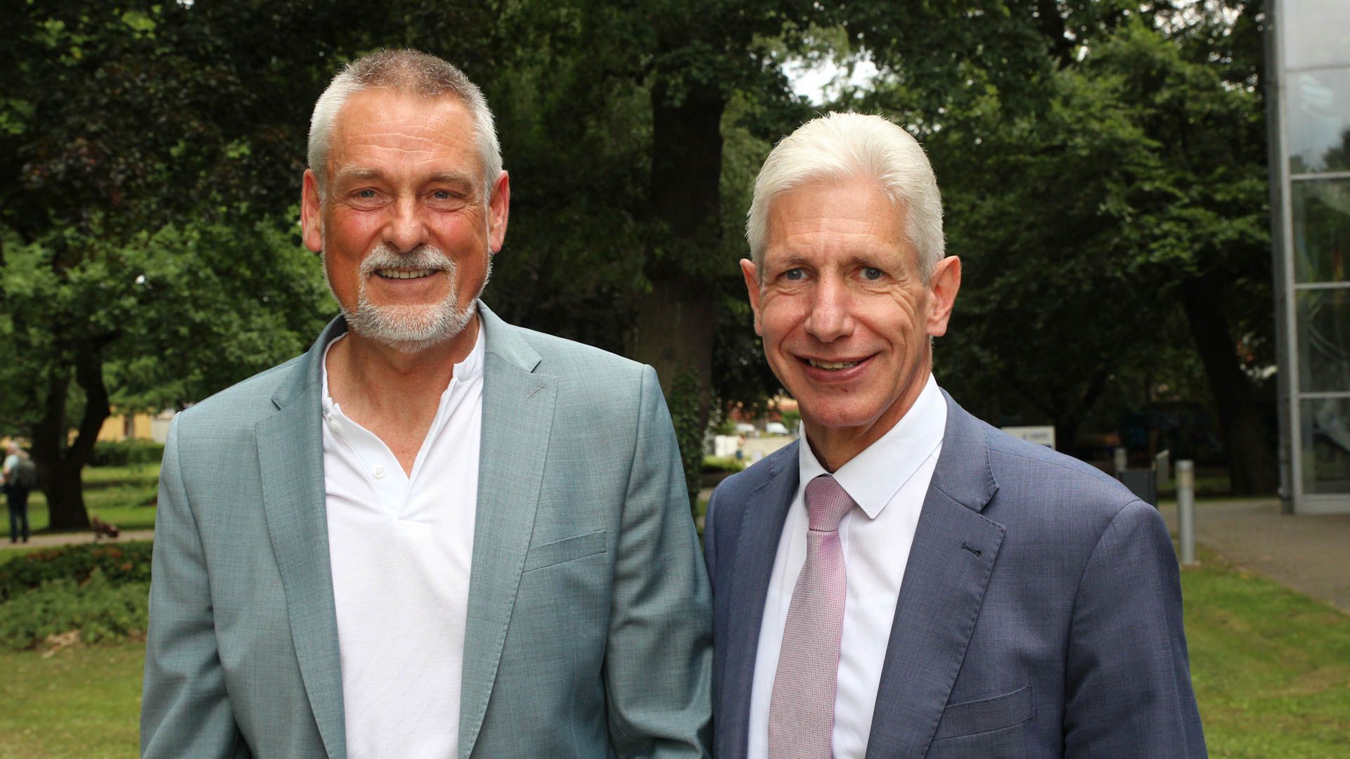 Landrat Rainer Rempe (rechts) verabschiedete Detlef Gumz, Leiter der Abteilung Naturschutz/Landschaftspflege beim Landkreis. | Foto: ein