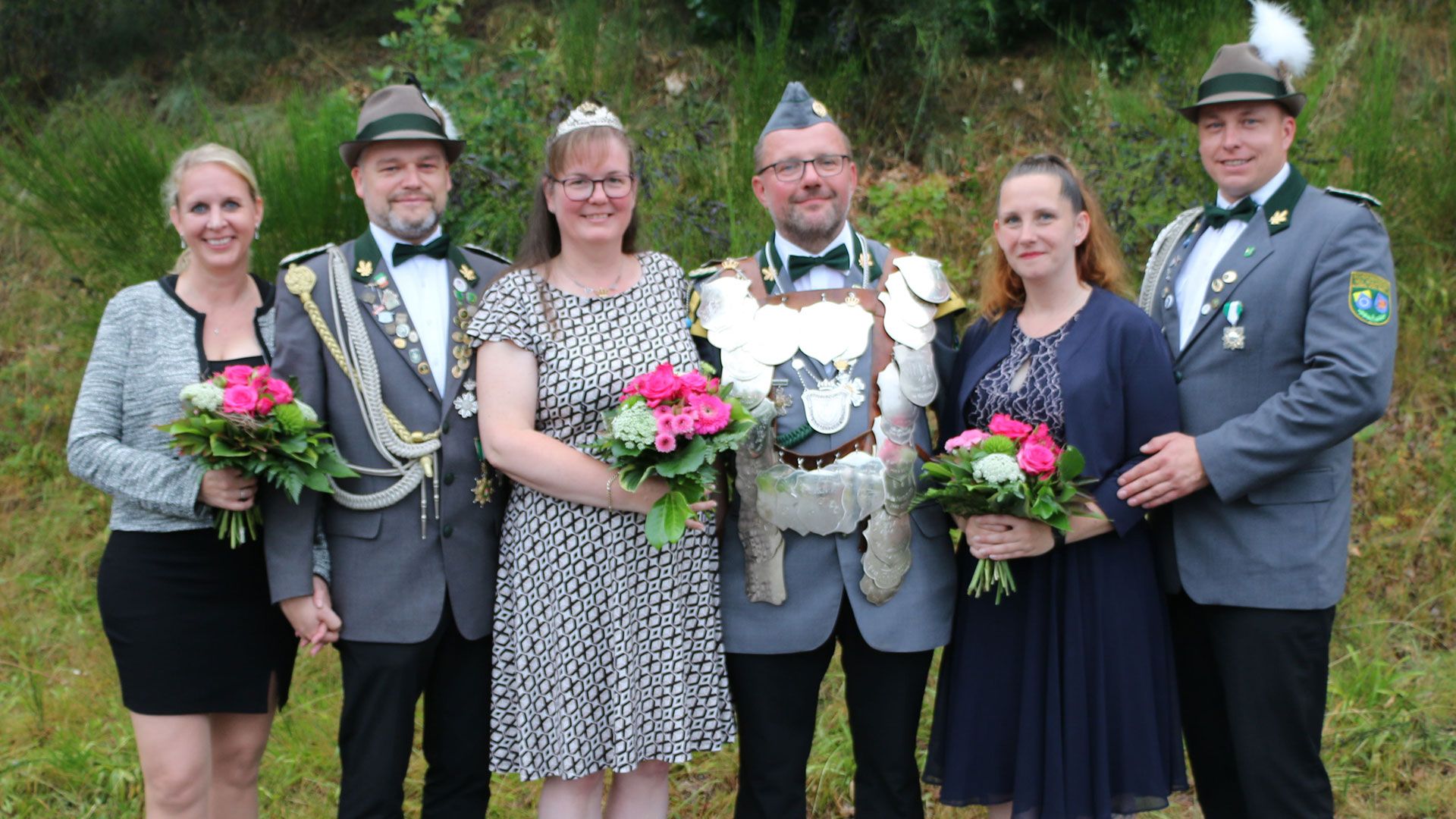 Die Neu Wulmstorfer Königscrew: König Lasse Wittkowsky und seine Frau Martina (Mitte) mit den Adjutanten Dani (von rechts) und Jenny Hogrefe sowie Sven Neumann von Krenski mit Ehefrau Nastassja. | Foto: SV Neu Wulmstorf