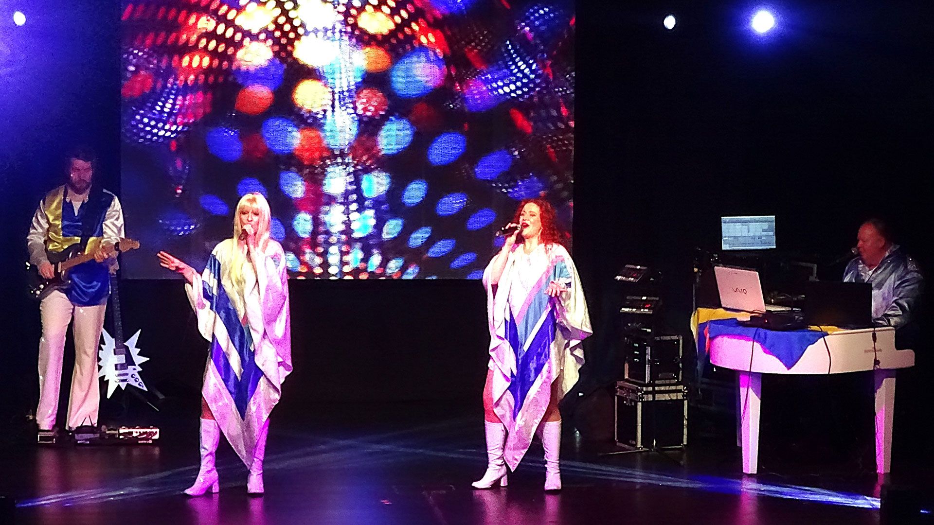 "Abba - Unforgettable" begeisterte mehr als 400 Zuschauer in der Burg Seevetal. | Foto: Ilka Teschner
