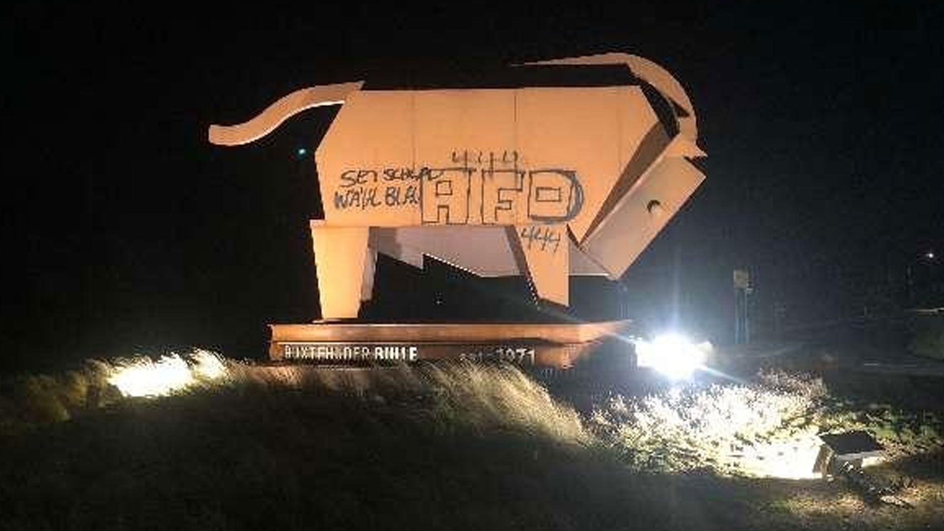Die Skulptur des Buxtehduer Bullen am Kreisel in der Harburger Straße wurde mit rechtsextreen Parolen beschmiert. | Foto: ein