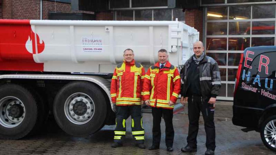 Über den neuen Abrollbehälter für die Feuerwehr Maschen freuen sich der stellvertretende Ortsbrandmeister Axel Neumann, Ortsbrandmeister Torsten Meyer und Spender Christoph Erdmann. |  Foto: ein