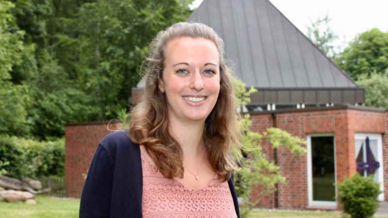 Luisa Neuwald vor der Fleestedter Christuskirche. | Foto: ein