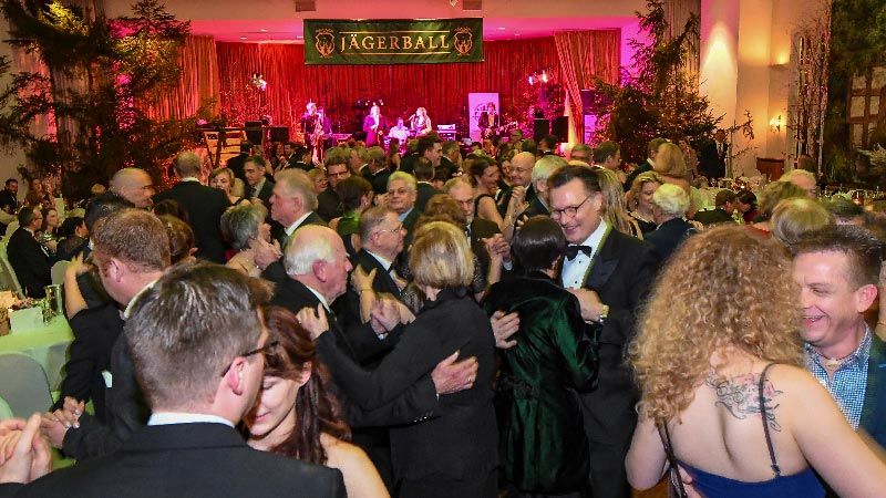 Rund 500 Gäste feierten ausgelassen beim 72. Jägerball der Harburger Jägerschaft. | Foto: Niels Kreller