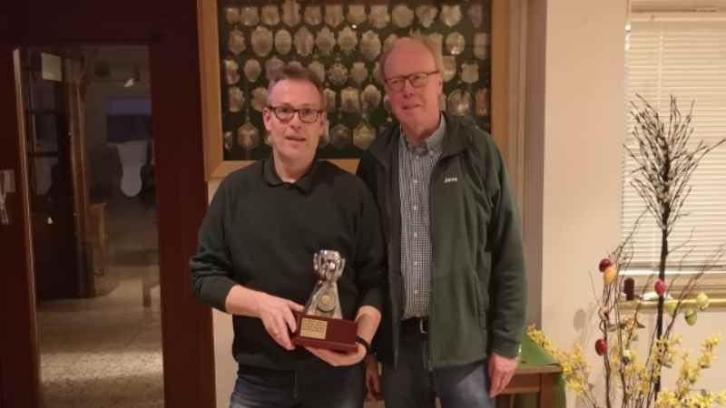 Frank Schwarz darf den Pokal für ein Jahr behalten. | Foto: ein