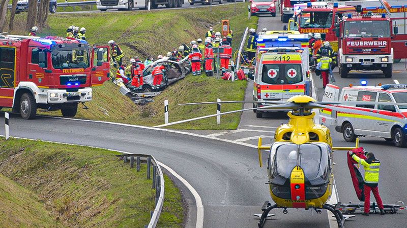 Die Feuerwehr musste mit hydraulischem Gerät die beiden engeklemmten Personen aus dem Unfallwagen befreien. | Foto: JOTO