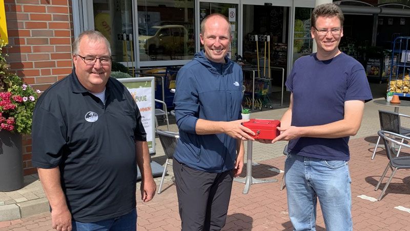 Matthias Groth und Tobias Handkte übergaben den Erlös des Heidelaufs an den Jugenwart der DLRG Neu Wulmstorf, Christian Fabig. | Foto: ein