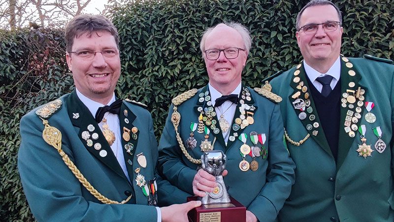 Andreas Bernard (von links, Schießmeister), Jens Gewecke (Gewinner des Basner-Pokals) und Norbert Ranft (Gewinner des Preisschießens). | Foto: Frank Schwarz