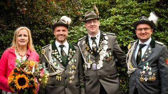 Die Marxener Königscrew: Florian Scharpff (von rechts, Adjutant), Lars Mickel-Garbers (neuer Schützenkönig), Volker Pfaffenbach (Adjutant) und Volkers Ehefrau Danny. Foto: SK Marxen