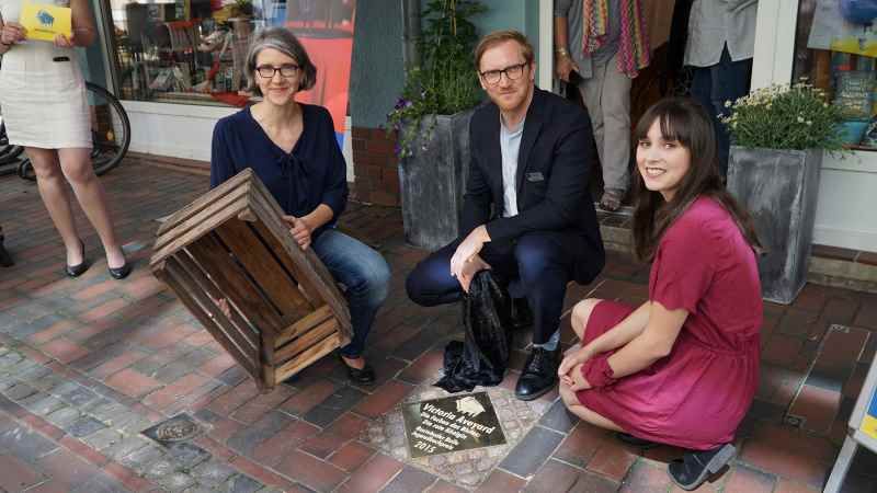 Bulle 2015 Victoria Aveyard - Enthüllung Plakette: (von links) Brigitte Kälble (Lektorin Carlsen Verlag), Thorsten Lange (Fachgruppenleiter Kultur, Tourismus und Marketing) und Schauspielerin Delia Hoffmann) | Foto: ein