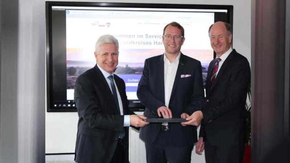 „Direkt. Einfach.Digital“: Landrat Rainer Rempe, (von links),Staatssekretär Stefan Muhle und Samtgemeindebürgermeister Hans-Heinrich Höper geben den Startschuss für das neue Serviceportal für den Landkreis Harburg. | Foto: ein
