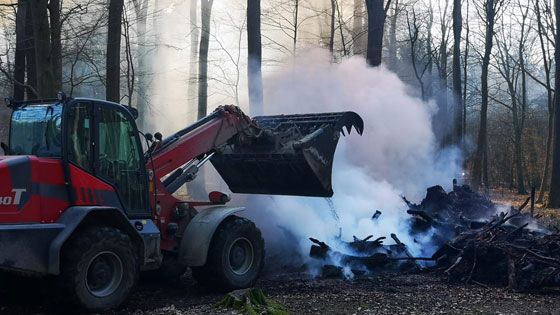 Fünf Feuerwehren waren in Stelle im Einsatz, um einen großen Buschbergbrand in einem Waldstück abzulöschen. | Foto: Remon Hirschmeier, FF Maschen