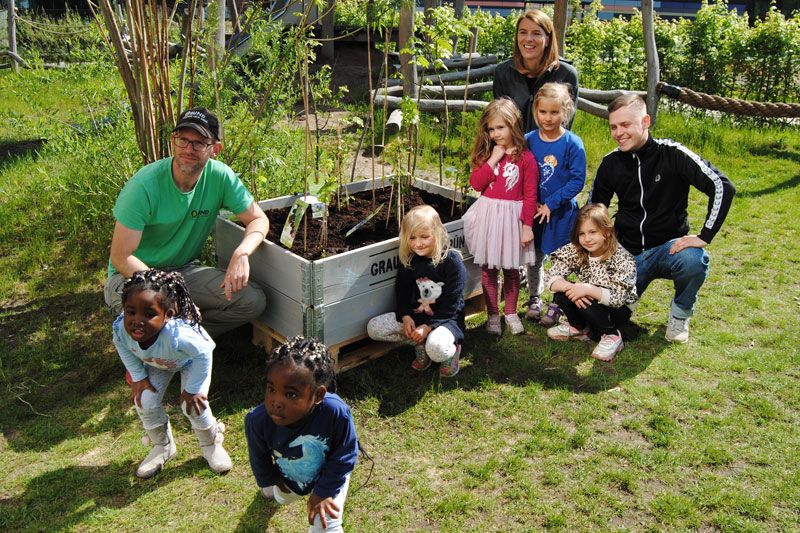 Elementarkinder der Kita Wilma mit Erzieher Niclas (r.), Nina Schewe (Bezirksamt Hamburg-Mitte) und Bernhard Vogt (BUND). | Foto: DRK-Harburg