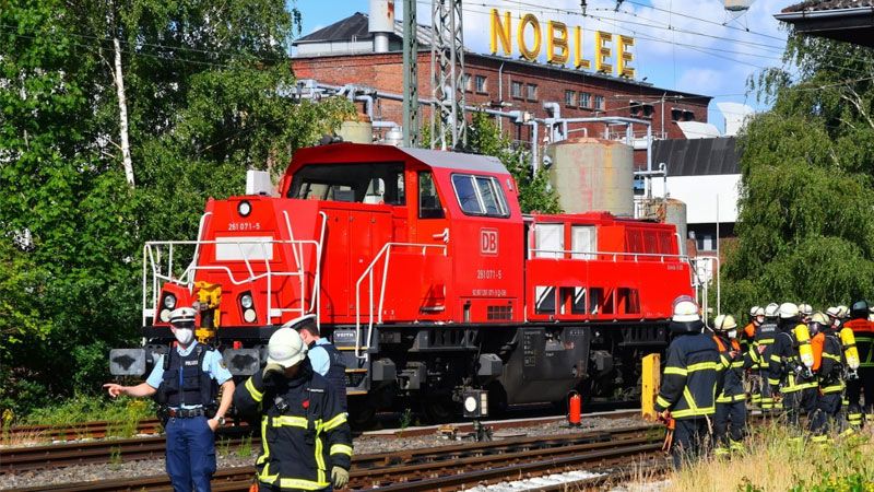Eine brennende Diesellok sorgte am Mitwochnachmittag in Harburg für einen Großeinsatz der Feuerwehr. | Foto: HamburgNews