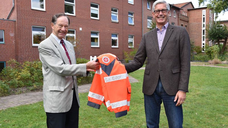 „Staffelübergabe” im Garten des Gesundheitszentrums: Der scheidende ehrenamtliche Regionalvorstand der Johanniter, Volker von Rumohr (links), überreicht Stefan von Stegmann eine Einsatzjacke. | Foto: Johanniter