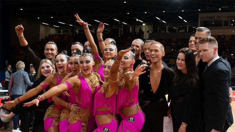 Das neu zusammengestellte Nachwuchs-Team von Blau-Weiss Buchholz belegte in Bremerhaven Rang vier. Nach dem Rückzug des Velberter Teams sind die Buchholzer Paare aber wieder die Nummer drei im deutschen Formations-Tanzsport. | Foto: Angelina Thranow