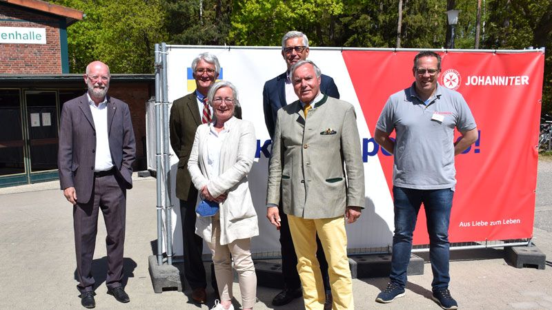 Volker Bescht (zweiter von rechts), Präsident der Johanniter-Unfall-Hilfe, besuchte die Notunterkunft in Buchholz gemeinsam mit Regionalvorstand Thomas Edelmann (von links), den Landesvorständen Dr. Klaus von Gierke und Sandra Zitzer sowie Regionalvorstand Stefan von Stegmann. Markus Burghard führte durch die Einrichtung. | Foto: Johanniter